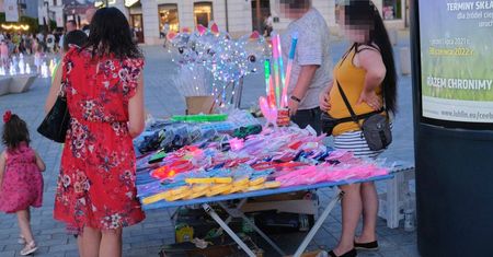 Balon led, miecz świetlny, a może kolorowe uszy? Gdy zmrok zapada centrum miasta opanowują handlarze