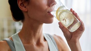 Pijesz wodę z cytryną? Eksperci obalają popularny mit