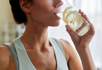 Pijesz wodę z cytryną? Eksperci obalają popularny mit