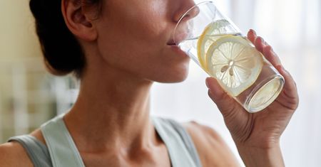 Pijesz wodę z cytryną? Eksperci obalają popularny mit