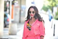 Zjawiskowa Ewa Minge pod studiem śniadaniówki. Kolorowy kostium dodał uroku