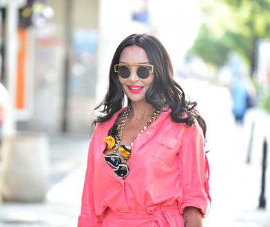 Zjawiskowa Ewa Minge pod studiem śniadaniówki. Kolorowy kostium dodał uroku