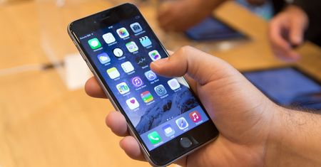 Fabryki iPhone'ów jak obozy pracy. Zabierają pracownikom dokumenty [wideo]