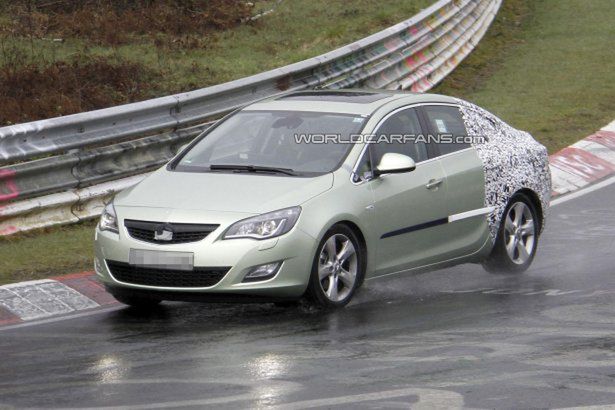 Opel Astra sedan przyłapany na Nordschleife