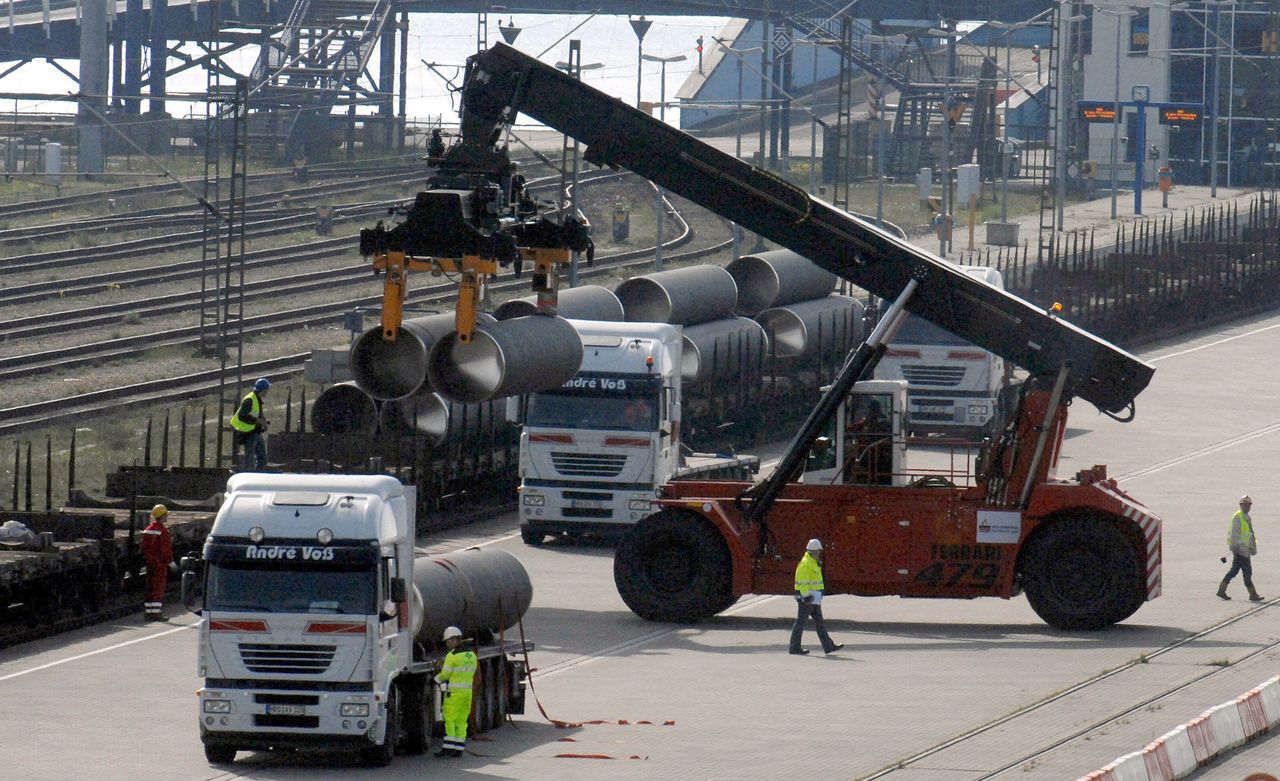 Niemcy chcą kupić rury do podłączenia pływającego terminalu skroplonego gazu ziemnego (LNG) u wybrzeży Rugii do niemieckiej sieci gazowej