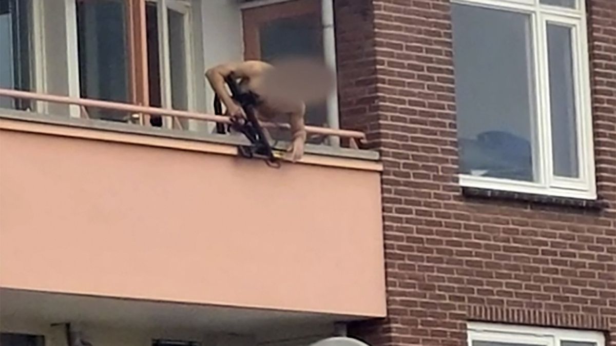 Napastnik strzelał do ludzi pod blokiem z kuszy