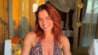 W pełni naturalna Natasza Urbańska podkreśla OSZAŁAMIAJĄCĄ sylwetkę wyciętym kostiumem: "Z roku na rok coraz młodsza" (FOTO)