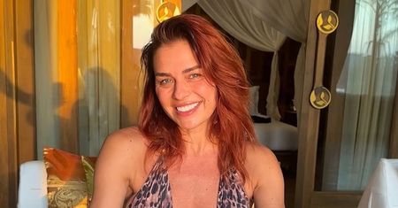 W pełni naturalna Natasza Urbańska podkreśla OSZAŁAMIAJĄCĄ sylwetkę wyciętym kostiumem: "Z roku na rok coraz młodsza" (FOTO)