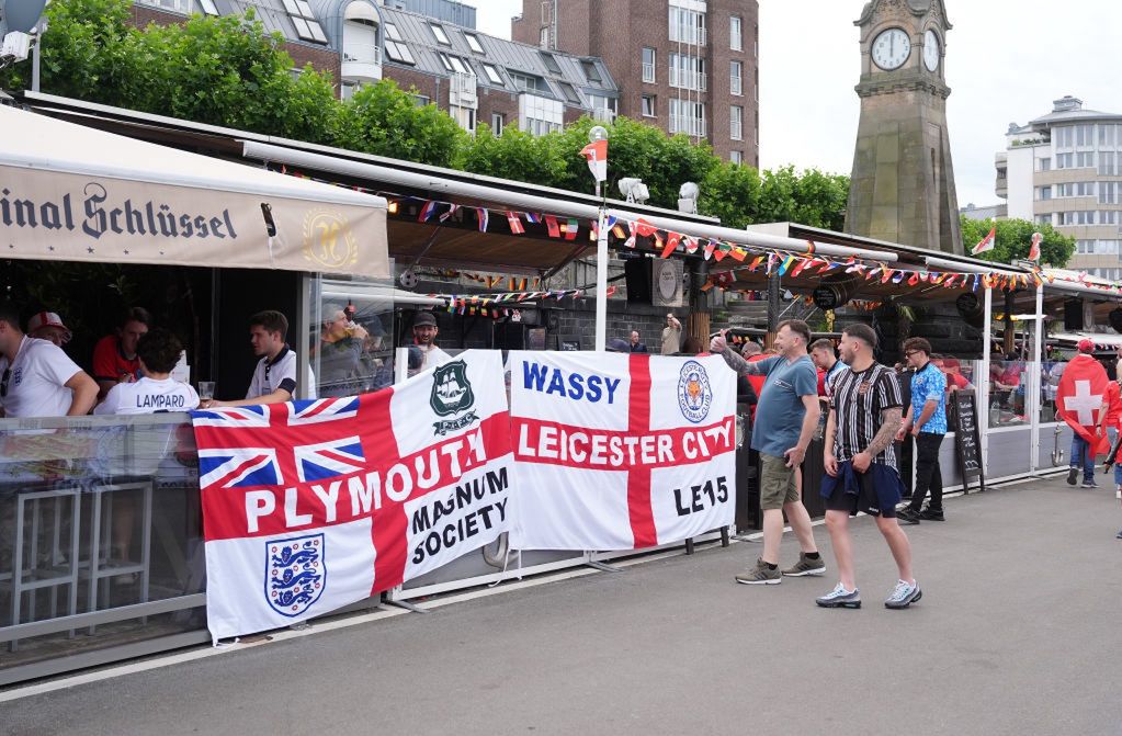 In the photo: fans of the England national team