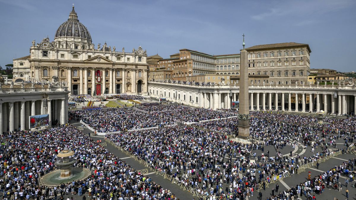 Holy Week Is Celebrated At The Vatican
VATICAN CITY, VATICAN - APRIL 20: A general view of St Peter's square during the Easter Mass as part of the Holy Week celebrations, on April 20, 2025 in Vatican City, Vatican. (Photo by Antonio Masiello/Getty Images)
Antonio Masiello