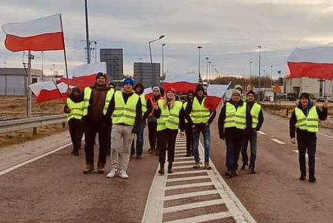 Rolnicy nadal przybywają do Medyki na granicy z Ukrainą 