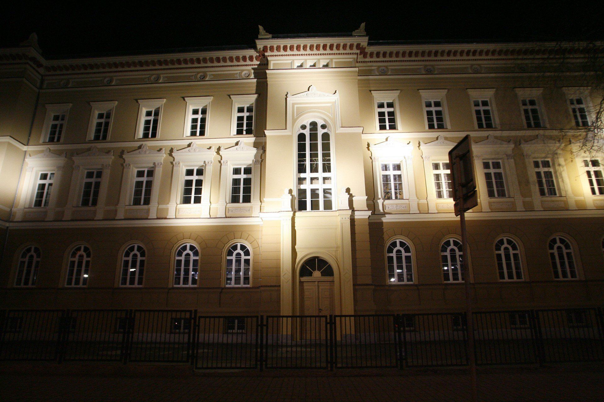 Kiedyś było tu gimnazjum ewangelickie. Okazały gmach w centrum Legnicy ma już 158 lat
