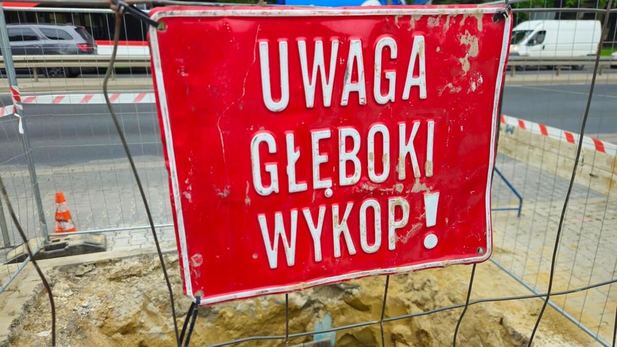 Tabliczka z napisem "Uwaga, głęboki wykop!"