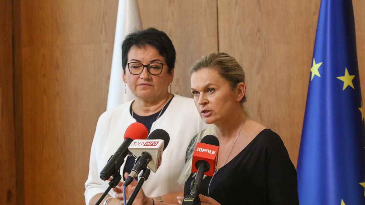 Opole, 07.08.2024. Minister edukacji Barbara Nowacka (P) i wojewoda opolska Monika Jurek (L) na konferencji prasowej w Opolskim Urzędzie Wojewódzkim w Opolu, 7 bm. (aldg) PAP/Krzysztof Świderski