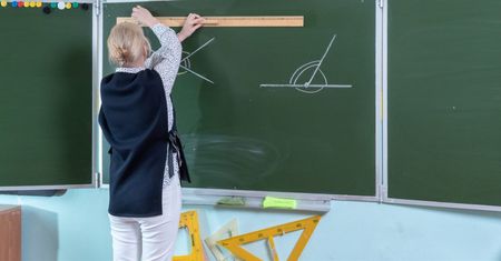 Nawet 4400 zł czeka na nauczycieli. Dane pokazują, że mało kto chce skorzystać