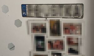 Ukradł tablicę rejestracyjną. Powiesił ją nad rodzinnymi zdjęciami