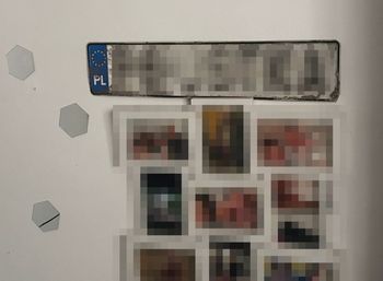 Ukradł tablicę rejestracyjną. Powiesił ją nad rodzinnymi zdjęciami