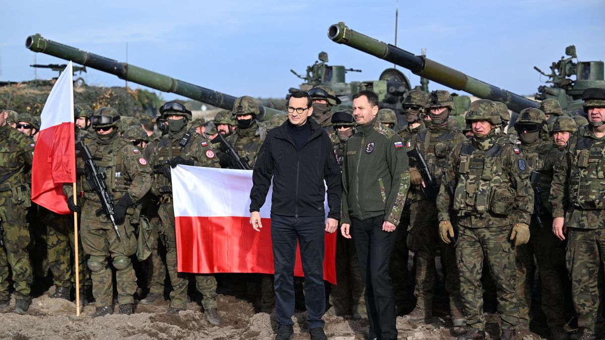 Na zdjęciu: premier Mateusz Morawiecki na manewrach Puma-22