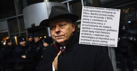 Posłowie PiS jako bramkarze w TVP. Mają "pomóc wejść" bez przepustek