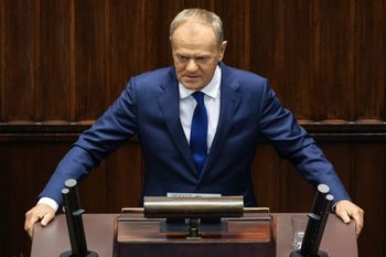 Tusk broni Hennig-Kloski w Sejmie. Mówi o "freak fightach" i "klatce"