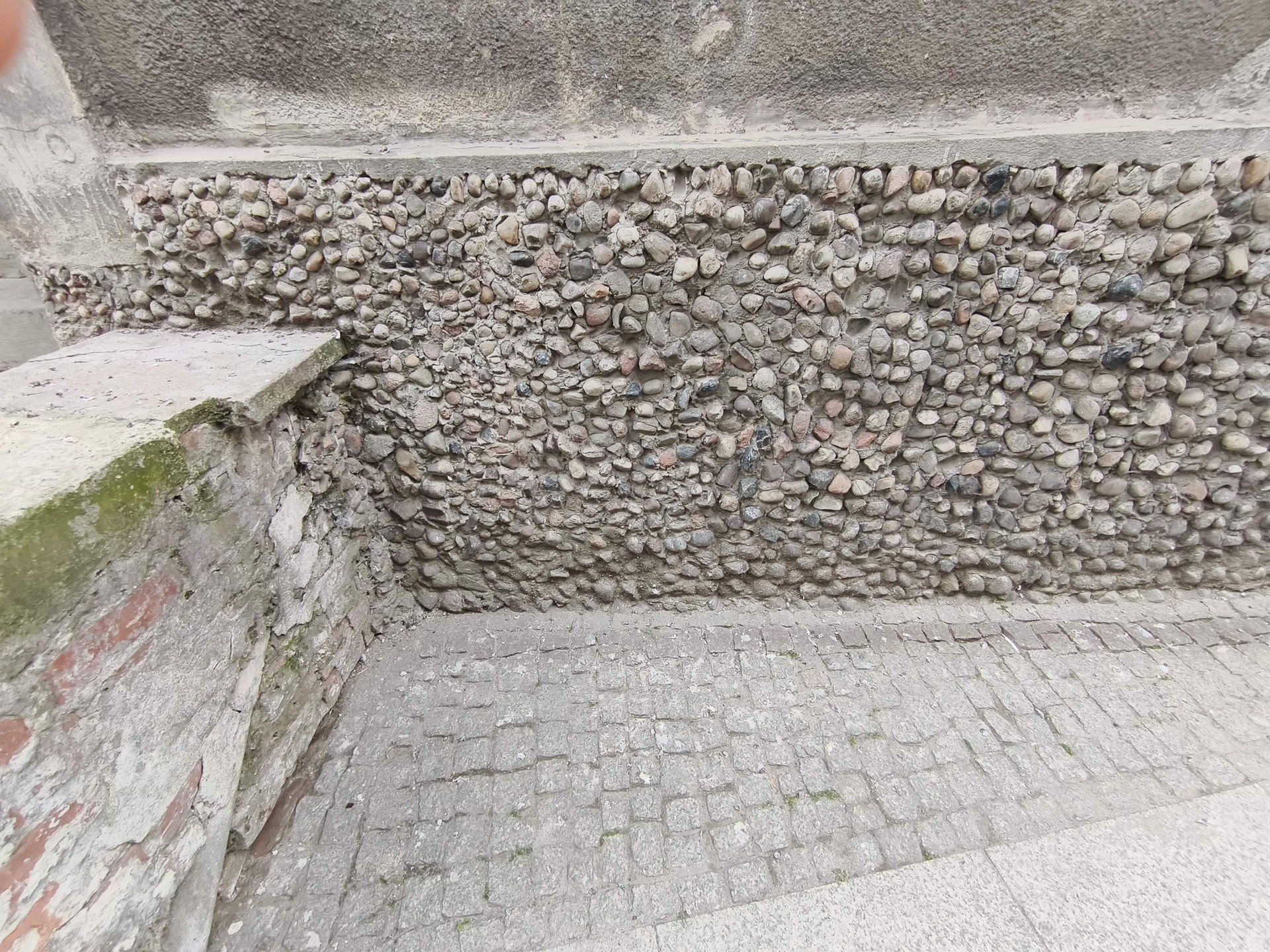 Większy fragment elewacji z użyciem lidytu. Dolny Śląsk ma swój krzemień pasiasty?