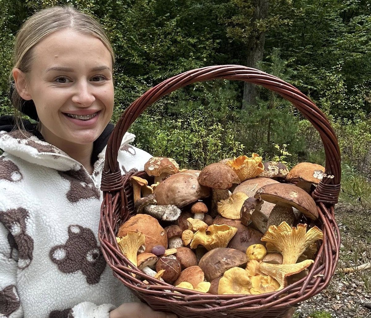 Wysypywały się z koszyka. Pochwaliła się grzybami
