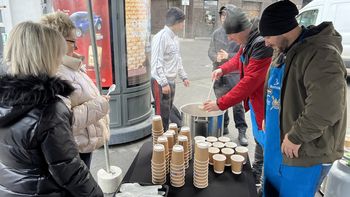 Sosnowiec: Jubileusz Gastronomika. Na Placu Stulecia uczniowie częstowali zalewajką