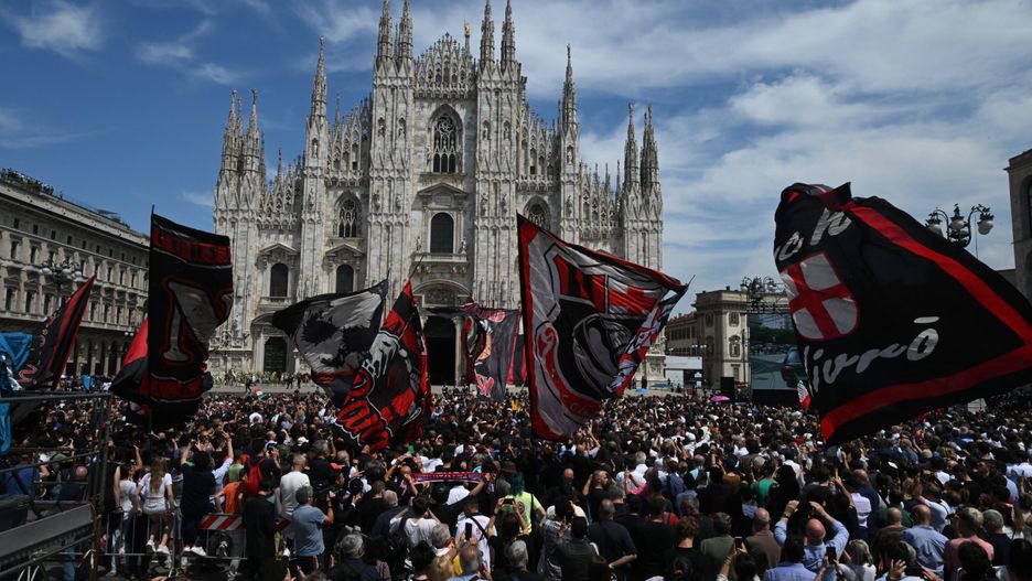 Italy bids farewell to former prime minister Silvio Berlusconi
epa10690586 'Curva Sud', the supporters of AC Milan soccer club are gathere for the state funeral for Italy's former Prime Minister and media mogul Silvio Berlusconi, in Milan, Italy, 14 June 2023.  Silvio Berlusconi died at the age of 86 on 12 June 2023 at Milan's San Raffaele hospital. The Italian media tycoon and Forza Italia (FI) party founder, dubbed as 'Il Cavaliere' (The Knight), served as prime minister of Italy in four governments. The Italian government has declared 14 June 2023 a national day of mourning.  EPA/CIRO FUSCO 
Dostawca: PAP/EPA.
CIRO FUSCO