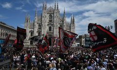 Okrzyki i tłumy na pogrzebie Berlusconiego