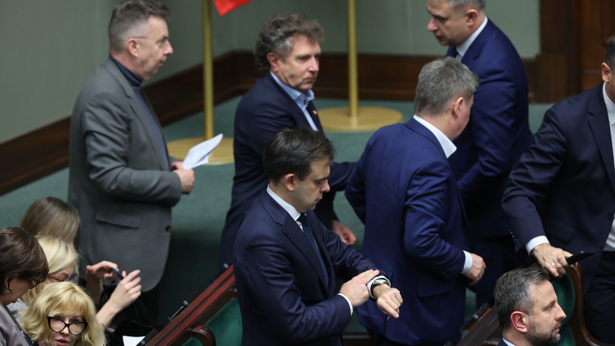 Warszawa, 08.11.2024. Minister finansów Andrzej Domański (C) na sali obrad w Sejmie w Warszawie, 8 bm. Sejm ma przeprowadzić głosowania oraz wysłuchać informacji ministra obrony narodowej na temat raportu opublikowanego przez Zespół ds. oceny funkcjonowania podkomisji smoleńskiej. (aldg) PAP/Leszek Szymański