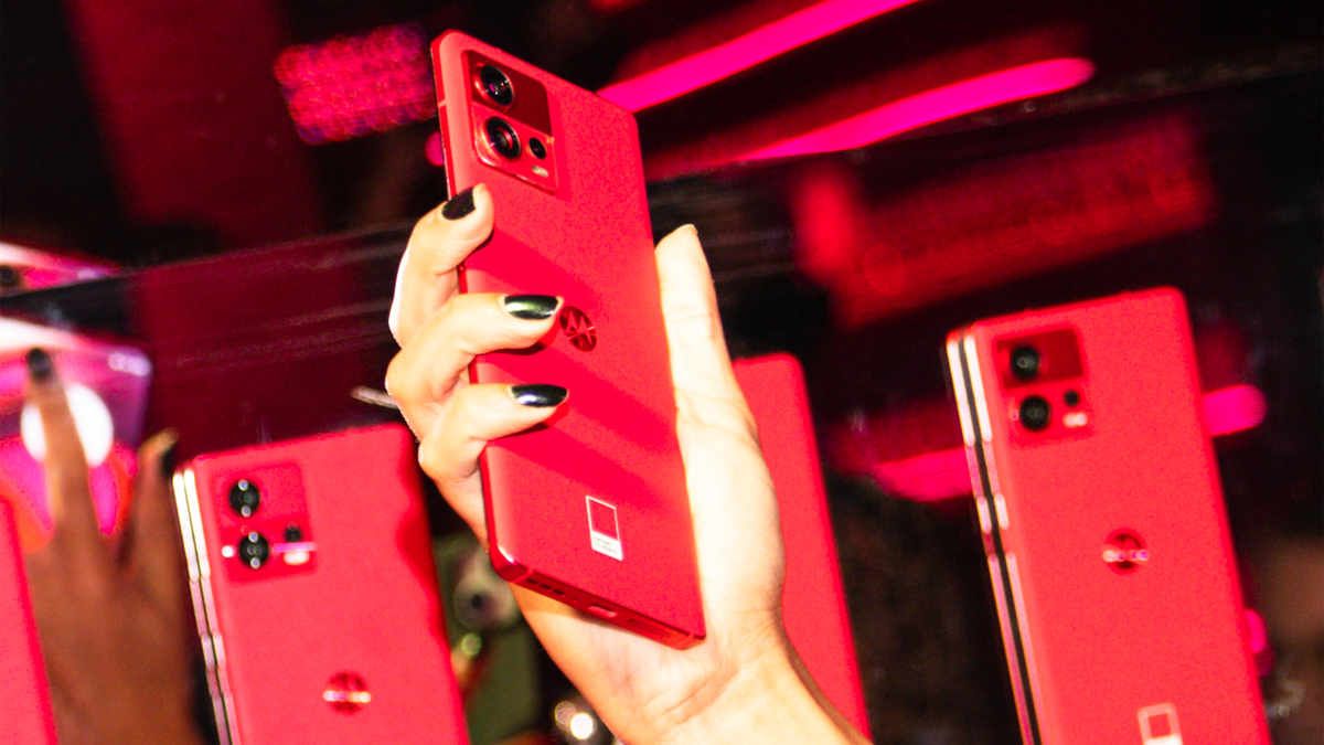 Motorola Edge 30 Fusion w kolorze Viva Magenta