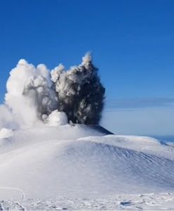 Erupcja rosyjskiego wulkanu na Wyspach Kurylskich. Nad kraterem unosi się dym