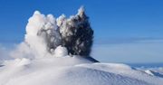Erupcja rosyjskiego wulkanu na Wyspach Kurylskich. Nad kraterem unosi się dym