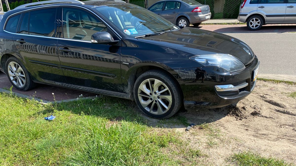 Zgłoszenie tak zaparkowanego pojazdu może być słuszne, jeśli faktycznie stoi na zieleni. Tu można mieć pewne wątpliwości