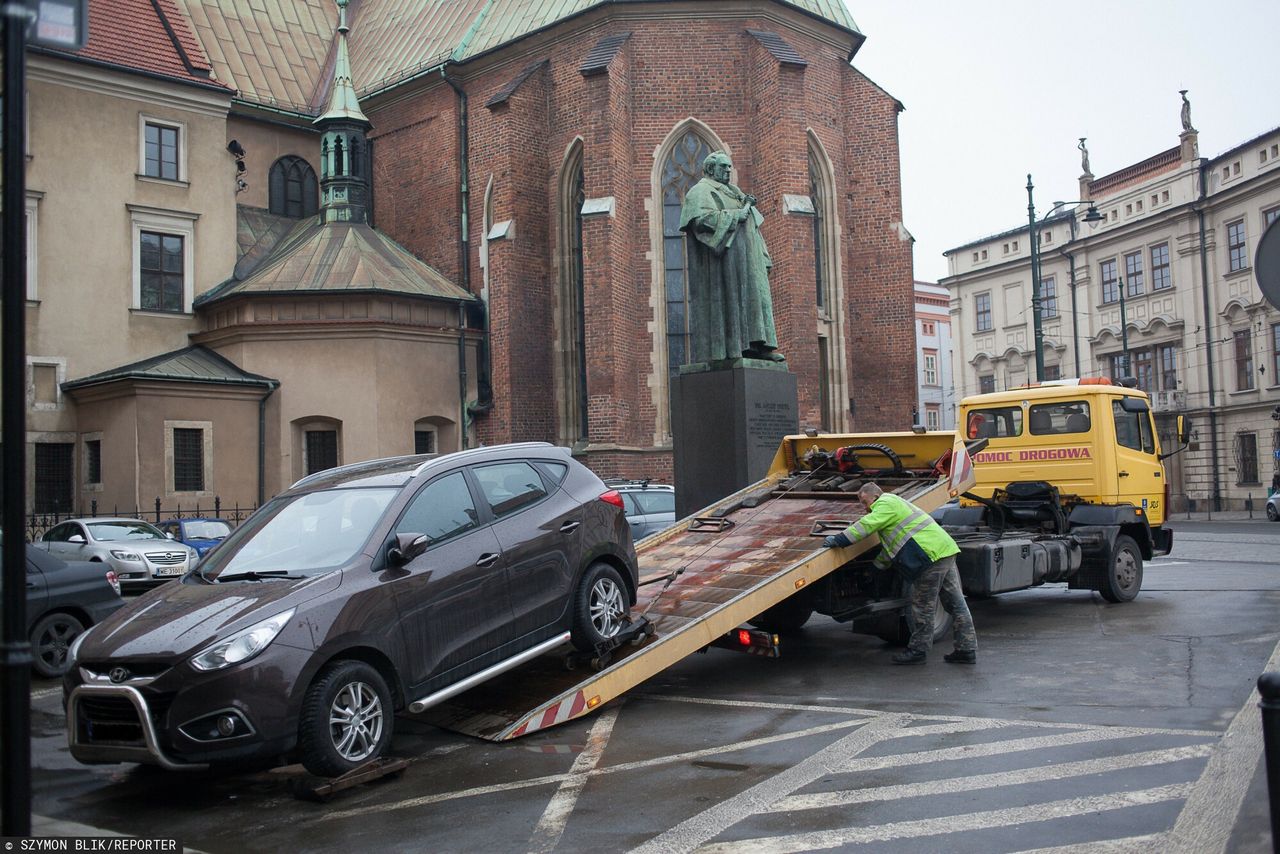 Zaparkowanie w niewłaściwym miejscu grozi nie tylko mandatem, ale może skończyć się odholowaniem pojazdu