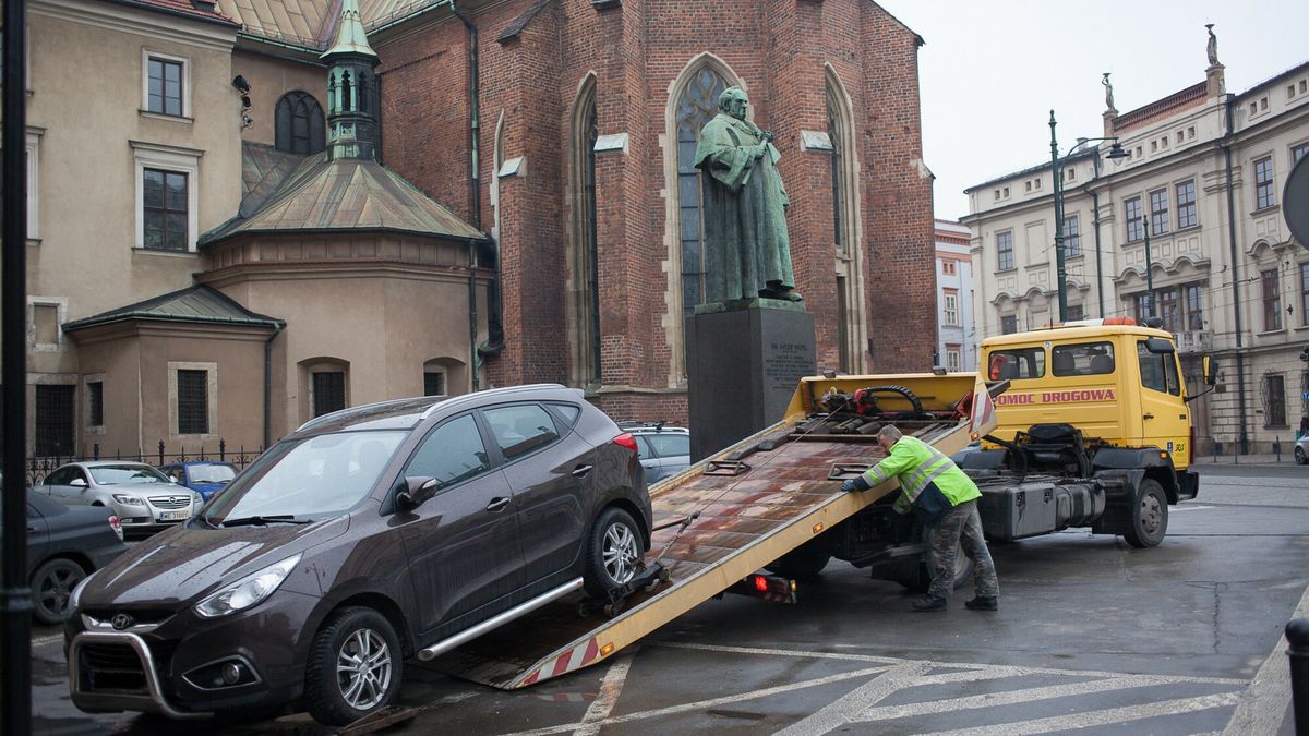 Zaparkowanie w niewłaściwym miejscu grozi nie tylko mandatem, ale może skończyć się odholowaniem pojazdu