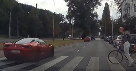 Mogło dojść do tragedii. Kierowca ferrari szybko pożałował