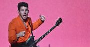 Musiało boleć! Nick Jonas wleciał do dziury na scenie podczas koncertu [WIDEO]