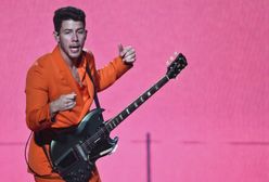 Musiało boleć! Nick Jonas wleciał do dziury na scenie podczas koncertu [WIDEO]