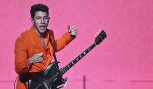 Musiało boleć! Nick Jonas wleciał do dziury na scenie podczas koncertu [WIDEO]