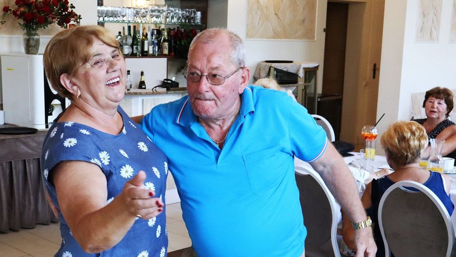 Seniorzy z Oświęcimia hucznie powitali okres wakacyjny. Były tańce i zabawa