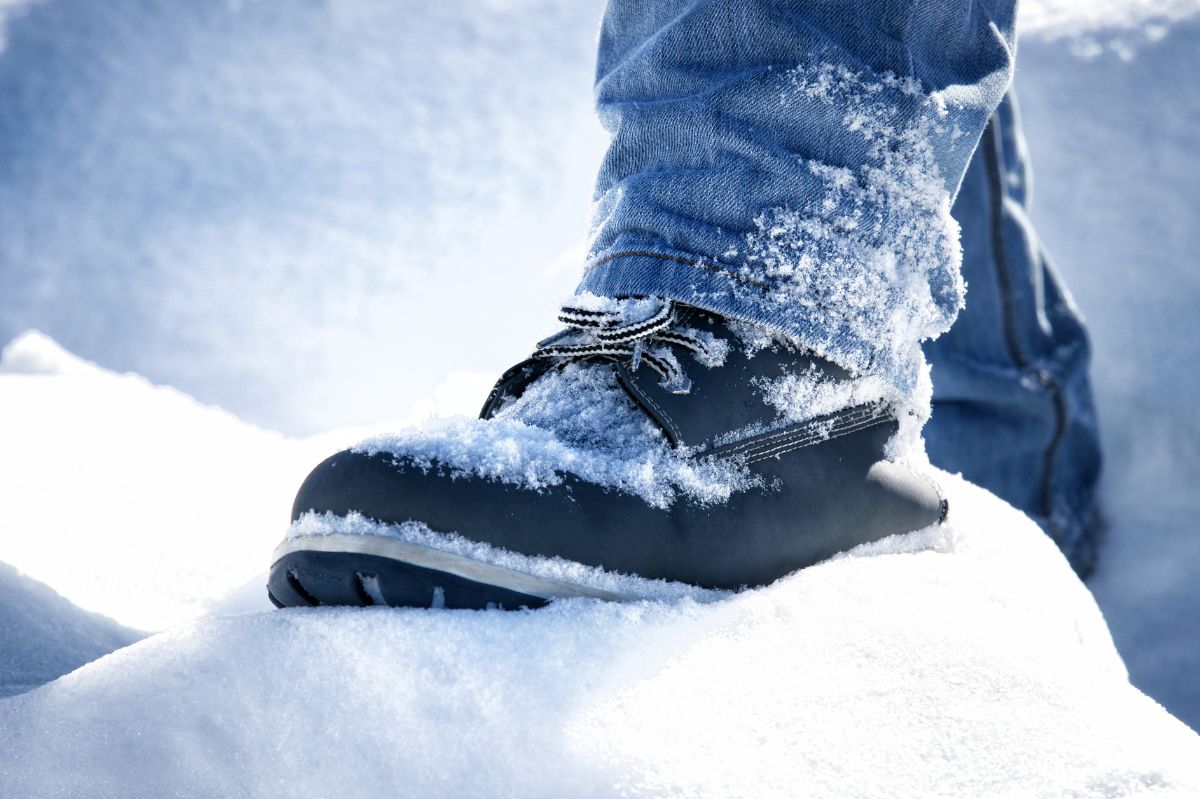 Skórzane buty zimowe - jak uniknąć uszkodzeń od soli?