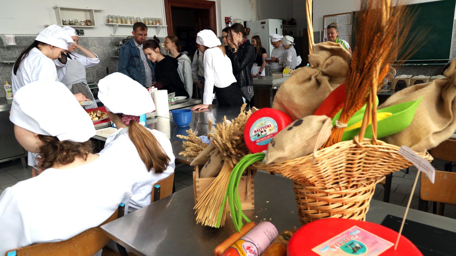 Pokaz mody w ty sukien ślubnych był atrakcją drzwi otwartych w Grudziądzkim &#34;gastronomiku&#34;