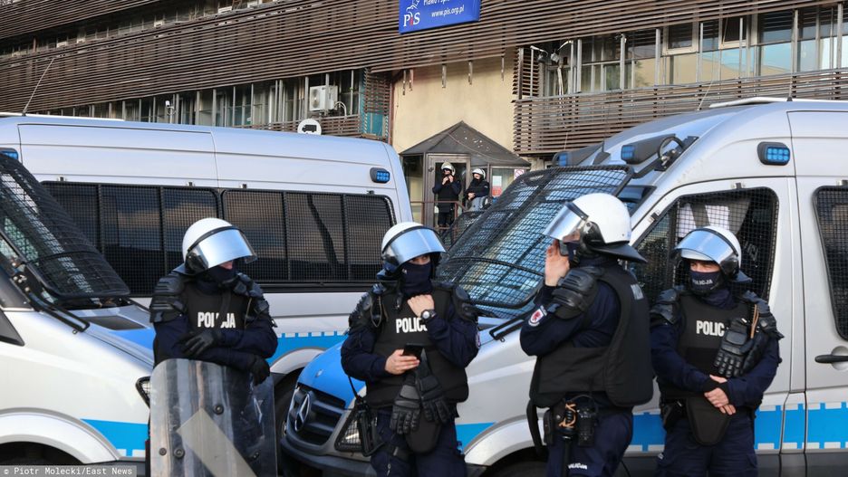 Ochrona siedziby PiS podczas jednego z protestów w Warszawie