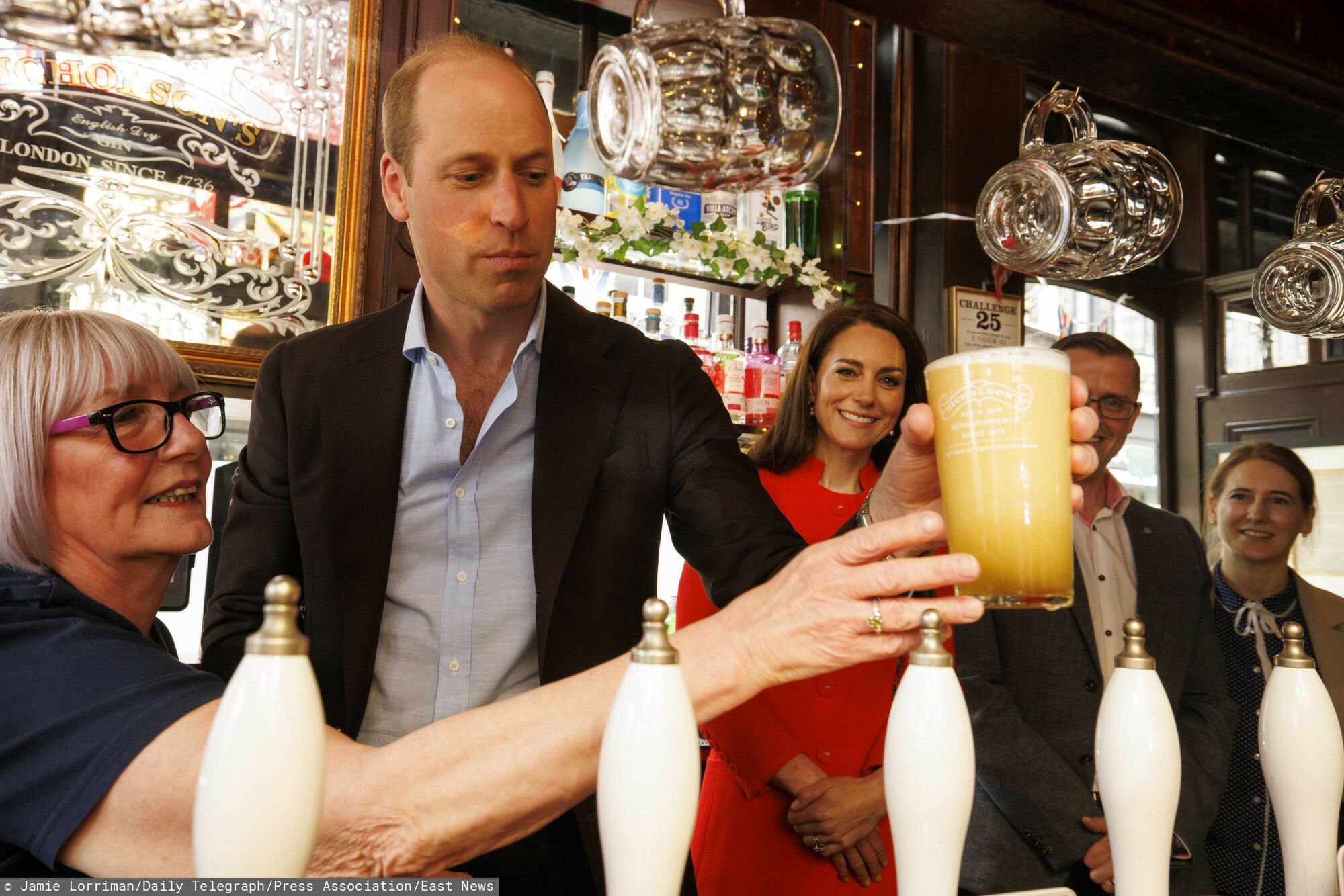 Ksi???ta Walii pojechali metrem do pubu
The Prince of Wales pulls the first pint of Kingmaker, a new brew celebrating the coronation of King Charles III, as he and the Princess of Wales visit the Dog & Duck pub in Soho to hear how it's preparing for the coronation of King Charles III and the Queen Consort at the weekend. Picture date: Thursday May 4, 2023.
Jamie Lorriman/Daily Telegraph