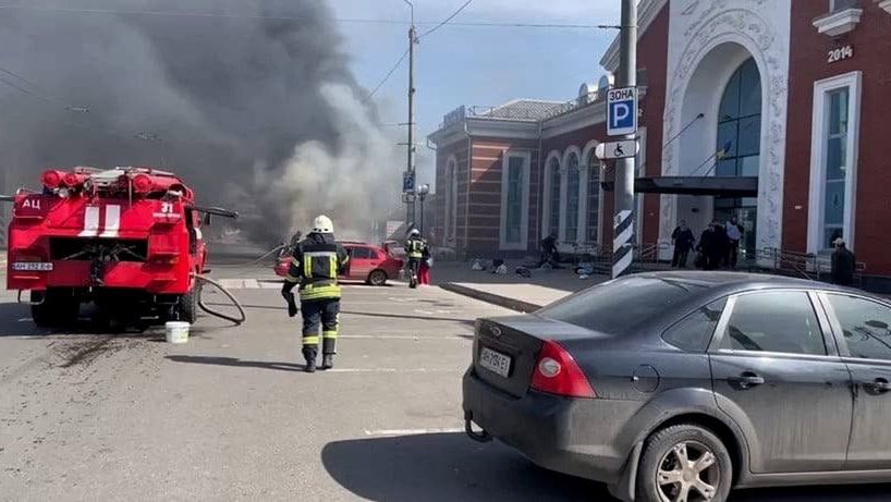 Skutki rosyjskiego ataku rakietowego na dworcu kolejowym w Kramatorsku
