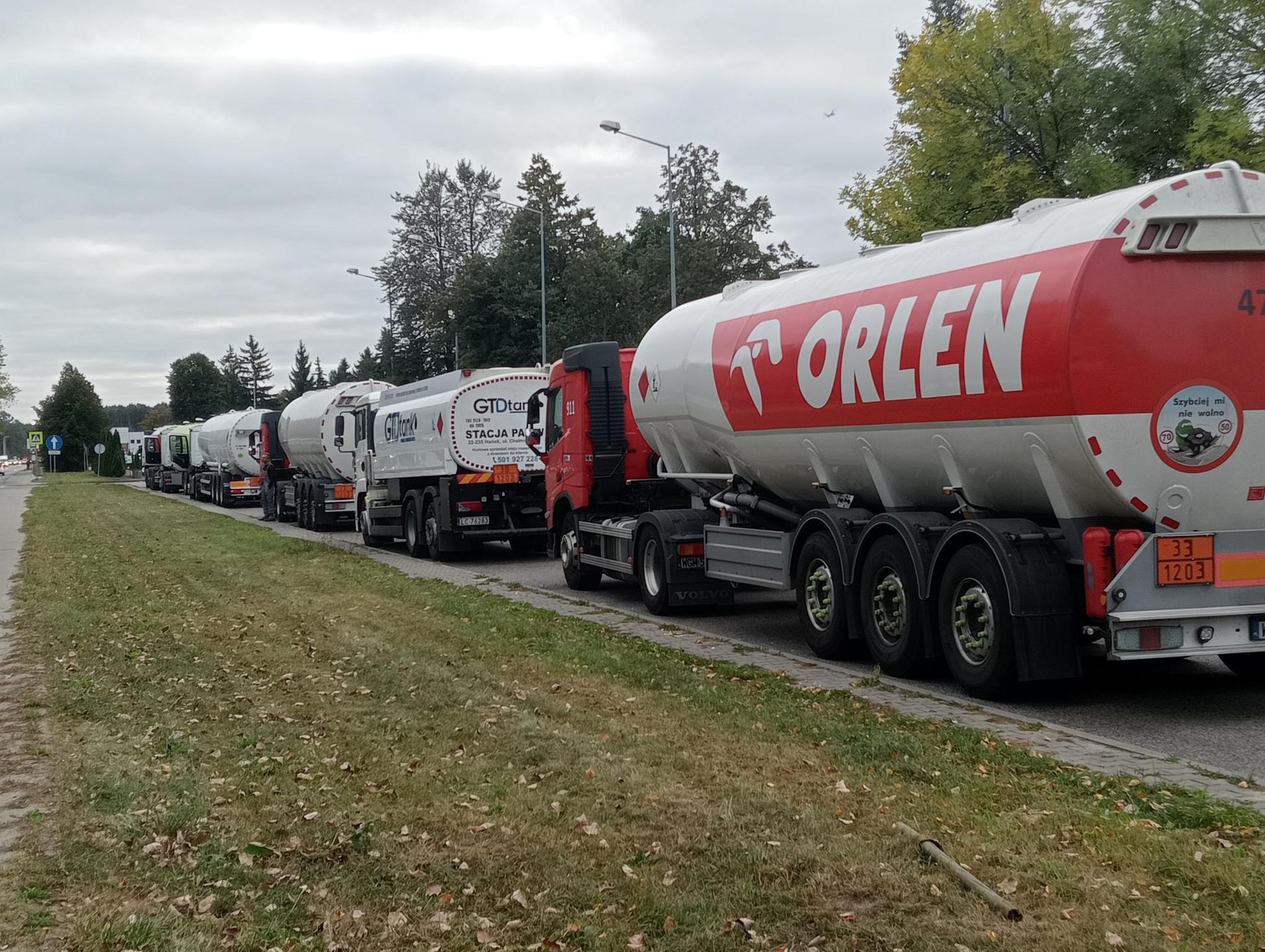 Kolejki przed bazą magazynową PKN Orlen w Mościskach