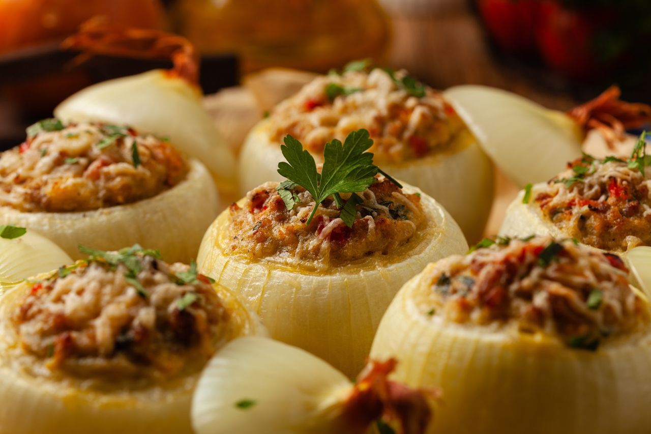 Cebula faszerowana mięsem z mozzarellą i bazylią