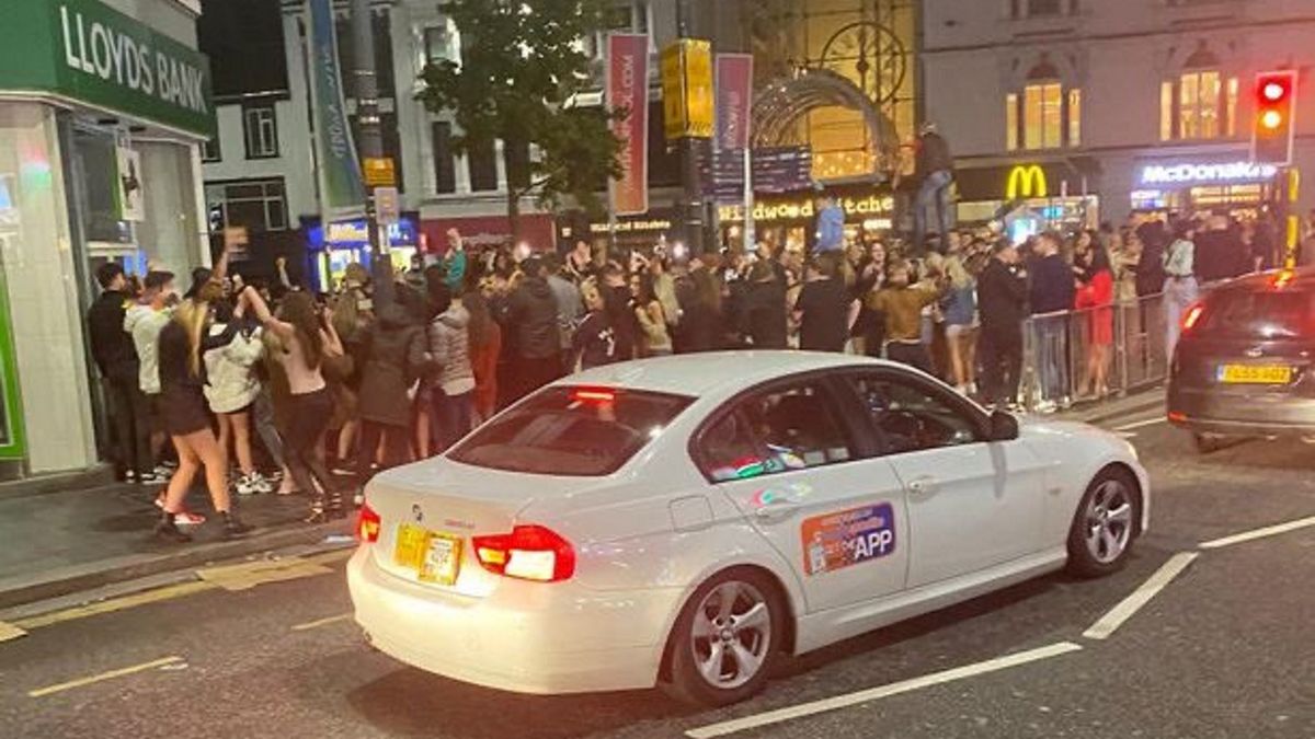 Kolejka pod sklepem monopolowym