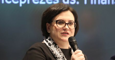 Zarobiła miliony w PZU, pracowała z prezydentem. Chce wrócić do pracy w urzędzie pracy